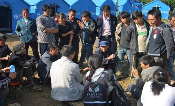 调研人员在火德红镇鹊落村烂泥箐社展开深入调研。