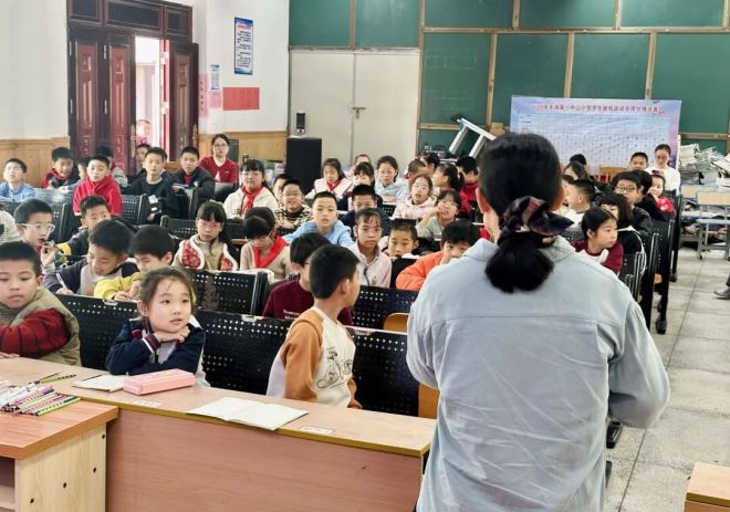 儿童友好厕所计划 | 海风吹过教室，吹...